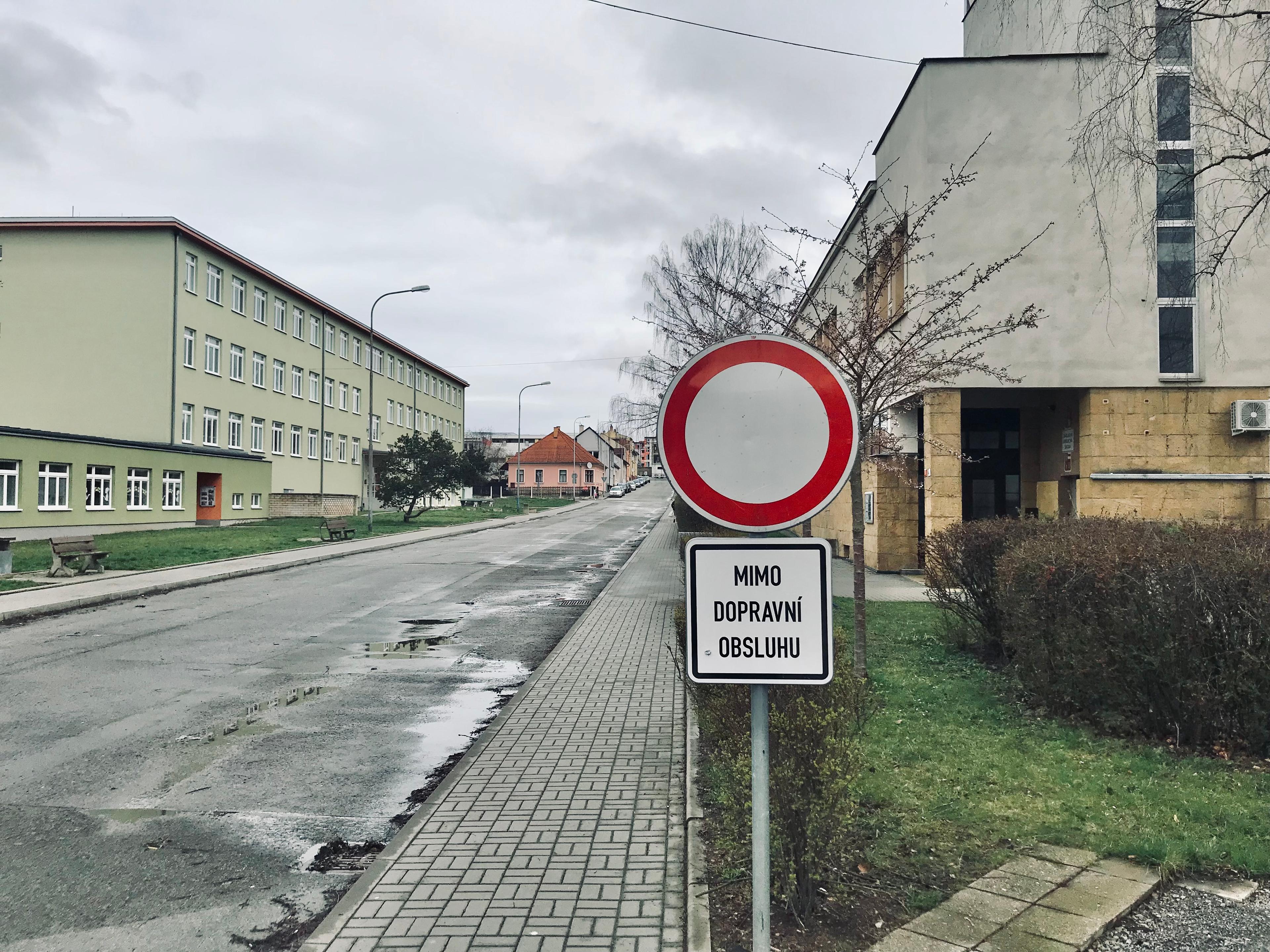 Průjezd mezi základní uměleckou školou a základní školou